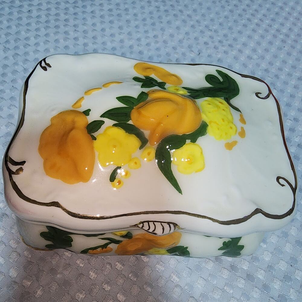 VINTAGE EUC FLORAL SPRING TRINKET BOX - Picture 2 of 7